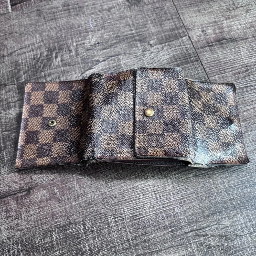 Louis Vuitton elegant wallet